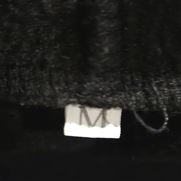 SHEIN Black and White Heart Graphic Sweatshirt - Picture 2 of 12